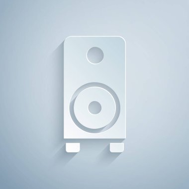 Kağıt kesiği Stereo hoparlör simgesi gri arkaplanda izole edildi. Ses sistemi hoparlörleri. Müzik ikonu. Müzikal sütun hoparlörü. Kağıt sanatı tarzı. Vektör