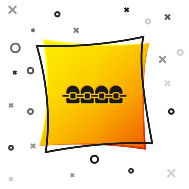 Beyaz arkaplanda izole edilmiş diş teli simgesi olan siyah dişler. Diş ısırığının hizası, diş telli sıra. Diş konsepti. Sarı kare düğme. Vektör