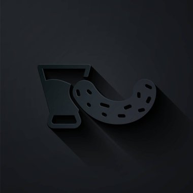 Kağıt kesiği, siyah zemin üzerinde votka ve salatalık ikonu olan cam. Kağıt sanatı tarzı. Vektör