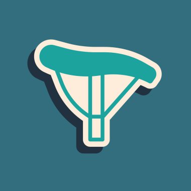 Yeşil arka planda izole edilmiş yeşil bisiklet koltuğu simgesi. Bisiklet eyeri. Uzun gölge tarzı. Vektör