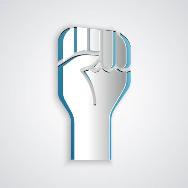 Kağıt kesiği Gri arka planda izole edilmiş sıkılmış yumruk ikonu ile yükseltilmiş el. Protestocu siyasi bir gösteride yumruğunu kaldırdı. Güçlendirme. Kağıt sanatı tarzı. Vektör