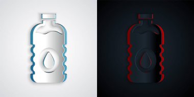 Kağıt kesiği, gri ve siyah arkaplanda izole edilmiş bir şişe su ikonu. Soda su içme tabelası. Kağıt sanatı tarzı. Vektör
