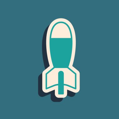 Yeşil arka planda izole edilmiş füze ikonlu yeşil roket fırlatıcı. Uzun gölge tarzı. Vektör