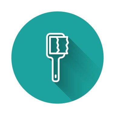 Beyaz çizgi sauna fırçası ikonu uzun gölge arkaplan izole. Banyoda yıkanmak için kaba kıllı ahşap bir fırça. Selülit önleyici masaj. Yeşil daire düğmesi. Vektör