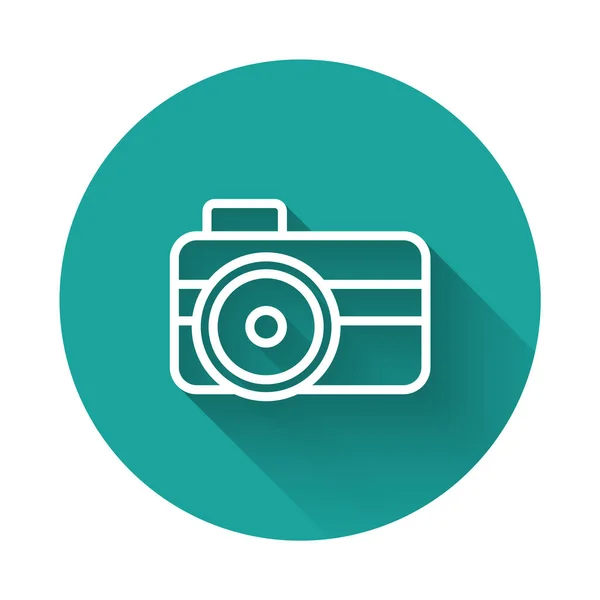 Weiße Linie Fotokamera für Taucher Symbol isoliert mit langen Schatten Hintergrund. Ikone der Fotokamera. Tauchausrüstung. Grüner Kreis-Knopf. Vektor — Stockvektor