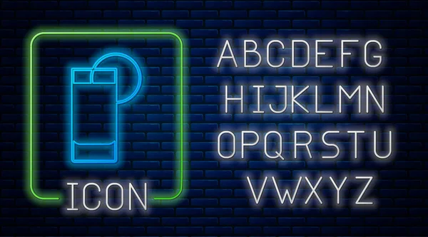 レンガの壁の背景にレモンのアイコンでネオンテキラガラスを輝く。メキシコのアルコール飲料。ネオンライトアルファベット。ベクトル — ストックベクタ