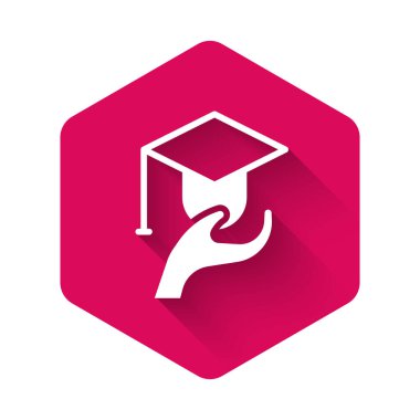 Beyaz Eğitim bursu ikonu uzun gölgeli arka plan izole edilmiş. Okul ücreti, finansal eğitim, bütçe fonu, burs programı, mezuniyet şapkası. Pembe altıgen düğmesi. Vektör
