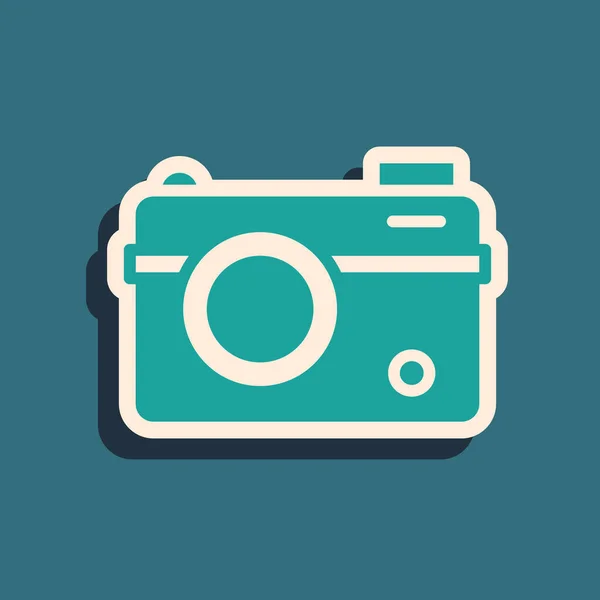 Groene fotocamera pictogram geïsoleerd op groene achtergrond. Foto camera. Digitale fotografie. Lange schaduw stijl. Vector — Stockvector