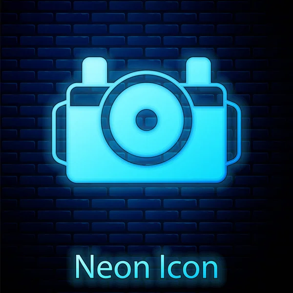 Glödande neon Fotokamera för dykare ikon isolerad på tegel vägg bakgrund. Fotokameraikonen. Dykutrustning under vatten. Vektor — Stock vektor