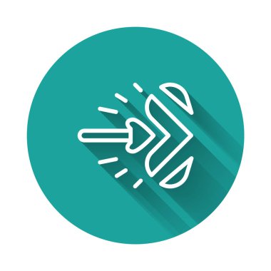 Beyaz çizgi sihirli ok simgesi uzun gölge arkaplan izole. Yeşil daire düğmesi. Vektör