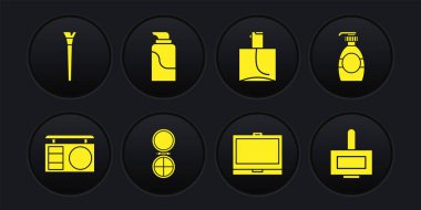 Göz farı paleti, bir şişe sıvı sabun, aynalı makyaj tozu, parfüm, krem kozmetik tüp, tırnak cilası şişesi ve fırça ikonu. Vektör