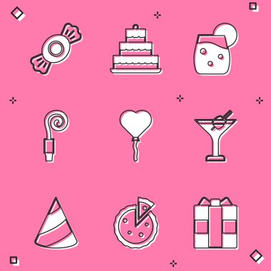 Candy, yanan mumlu pasta, kokteyl, doğum günü kornası, kalp şeklinde balonlar, martini bardağı, parti şapkası ve ev yapımı turta ikonu. Vektör