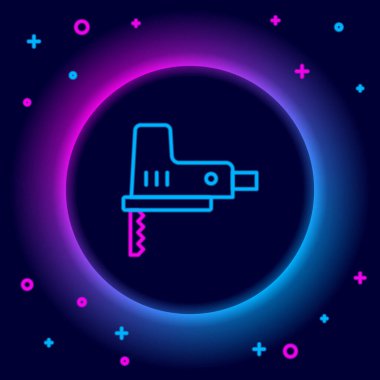 Siyah zemin üzerinde çelik keskin bıçak ikonu olan parlak neon çizgili elektrikli yapboz. Ahşap işçiliği için elektrikli alet. Renkli taslak konsepti. Vektör