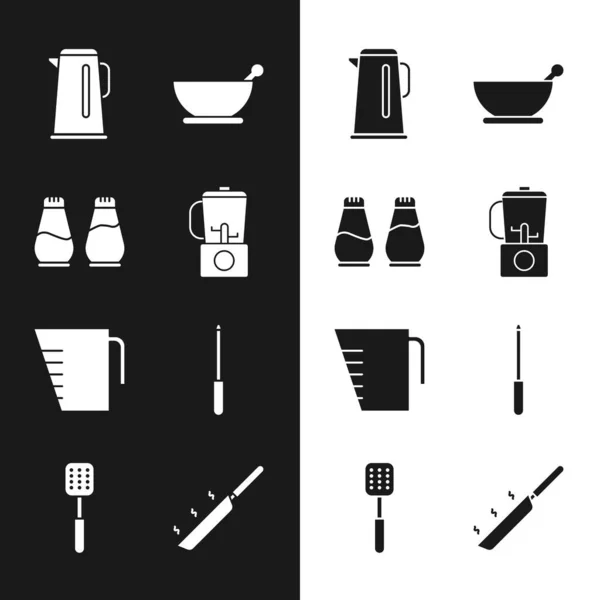Set mélangeur, sel et poivre, bouilloire avec poignée, pilon de mortier, tasse à mesurer, taille-couteau, poêle et icône de spatule. Vecteur — Image vectorielle