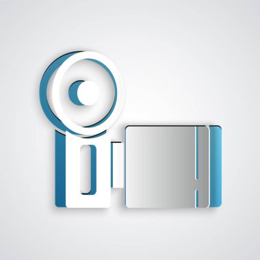 Kağıt kesilmiş kamera simgesi gri arkaplanda izole edilmiş. Video kamera. Film tabelası. Film projektörü. Kağıt sanatı tarzı. Vektör