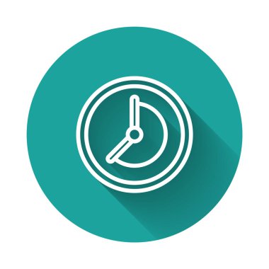 Beyaz çizgi saat simgesi uzun gölgeli izole edildi. Zaman sembolü. Yeşil daire düğmesi. Vektör