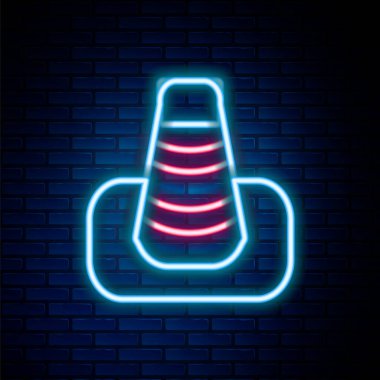 Parlayan neon hattı trafik konisi simgesi tuğla duvar arka planında izole edildi. Renkli taslak konsepti. Vektör