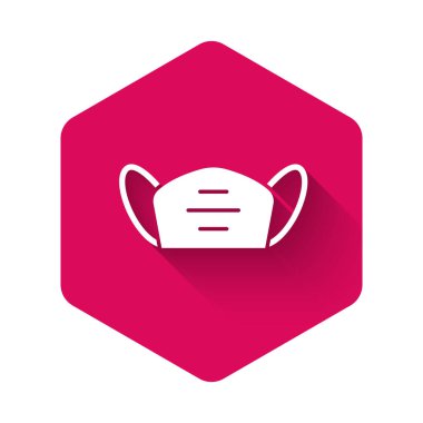 Beyaz Tıbbi Koruyucu Maske ikonu uzun gölgeli izole edilmiş. Pembe altıgen düğmesi. Vektör.