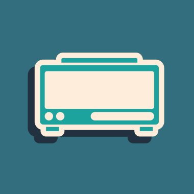 Yeşil dijital alarm saati simgesi yeşil arkaplanda izole edildi. Elektronik çalar saat. Zaman simgesi. Uzun gölge tarzı. Vektör