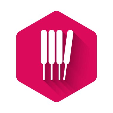 Beyaz Aroma çubukları, tütsü, uzun gölgeli aroma ikonu. Pembe altıgen düğmesi. Vektör