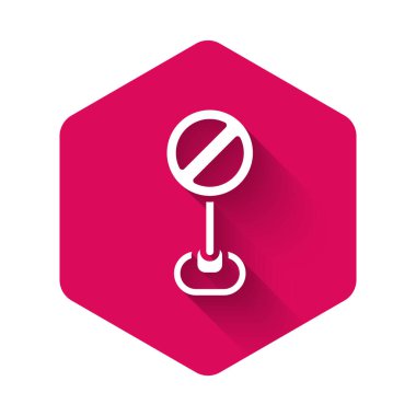 Beyaz Durak simgesi uzun gölge arkaplanı ile izole edildi. Trafik yönetmeliklerine göre dur işareti. Pembe altıgen düğmesi. Vektör