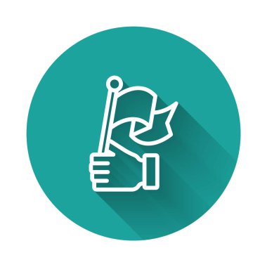 Beyaz çizgili El bayrak simgesini uzun gölgeli olarak tutuyor. Zafer, kazanmak ve zorluk konseptini fethetmek. Yeşil daire düğmesi. Vektör