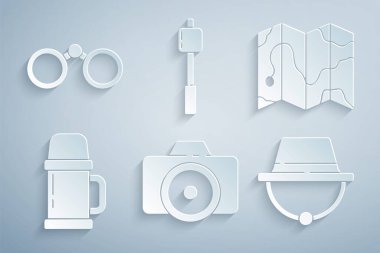 Fotoğraf makinesi, ormanın haritadaki konumu, termos kabı, kamp şapkası, lokum çubuğu ve dürbün simgesi. Vektör