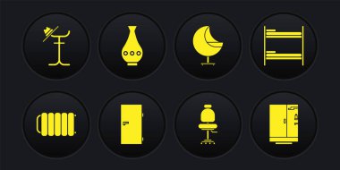 Isıtma kaloriferini, ranza yatağını, kapalı kapıyı, ofis sandalyesini, Kol Sandalyesini, vazoyu, duş kabinini ve manto standını ayarlayın. Vektör