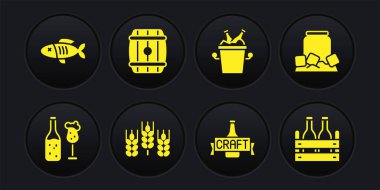 Bira şişesi ve bardak, soğuk bira kutusu, buğday, buz kovasında şişeler, ahşap fıçı, bir paket kurutulmuş balık ikonu. Vektör