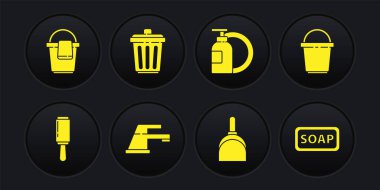Yapışkan silindiri, kova, su musluğu, faraş, bulaşık suyu şişesi ve tabağı, çöp tenekesini, sabun kalıbını ve bez ikonunu hazırla. Vektör