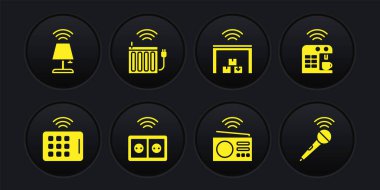 Kablosuz tablet, akıllı kahve makinesi, elektrik prizi, radyo, depo, ısıtma radyatörü, mikrofon ve lamba ikonu ayarlayın. Vektör