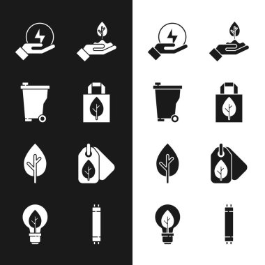 Geri dönüşüm, çöp kutusu, yıldırım, bitki eli, ağaç, etiket yaprağı, flüoresan lamba ve ampul ikonuyla alışveriş torbası hazırla. Vektör