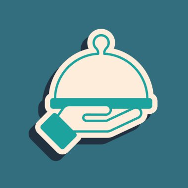 Yeşil arka planda izole edilmiş bir tepsi yiyecek ikonu ile kaplı. Tepsi ve kapak işareti. Kapaklı bir restoran saati. Uzun gölge tarzı. Vektör