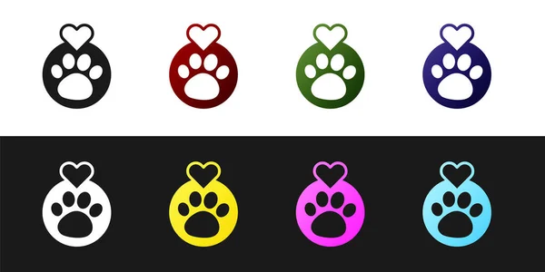 Set Heart med djur fotavtryck ikon isolerad på svart och vit bakgrund. Djurtass i hjärtat. Kärlek till djuren. Vektor — Stock vektor