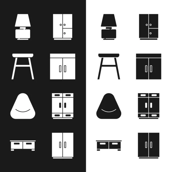 Set Garderobe, Stuhl, Tischlampe, Hocker und Kommode-Symbol. Vektor — Stockvektor