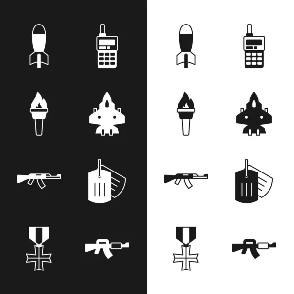 Set Jet fighter, Torch flame, Rocket launcher, Walkie talkie, Submachine gun, Military dog tag, M16A1 geweer en beloning medaille icoon. Vector — Stockvector