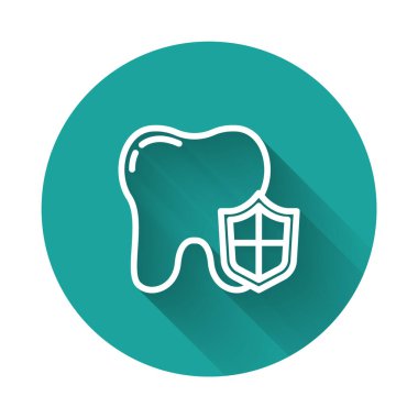 Beyaz çizgi diş koruma ikonu uzun gölgeli izole edilmiş. Kalkan logosunda diş. Yeşil daire düğmesi. Vektör