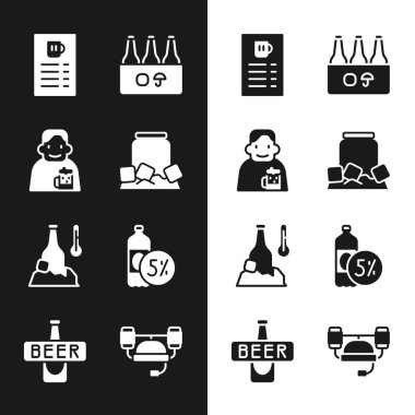 Soğuk bira kutusu, bira menüsü, şişe paketi, miğfer ve ikonu olan mutlu adam. Vektör
