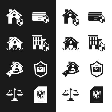 House 'u kalkan, sel, kredi kartı, sigorta, seyahat çantası, anlaşma ve adalet ikonu ile donatın. Vektör