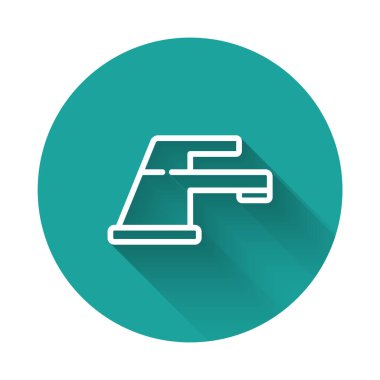 Beyaz çizgili musluk ikonu uzun gölgeli izole edilmiş. Yeşil daire düğmesi. Vektör İllüstrasyonu.