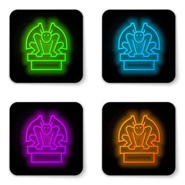 Beyaz arkaplanda izole edilmiş kaidedeki parlak neon çizgisi Gargoyle. Siyah kare düğme. Vektör.