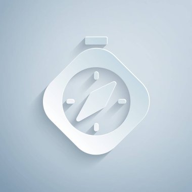 Kağıt kesiği Pusula simgesi gri arkaplanda izole edildi. Rüzgâr yön bulma sembolü. Rüzgar gül işareti. Kağıt sanatı tarzı. Vektör