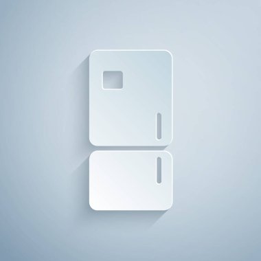 Kağıt kesiği Buzdolabı simgesi gri arkaplanda izole edilmiş. Buzdolabı buzdolabı. Ev aletleri ve aletler. Kağıt sanatı tarzı. Vektör