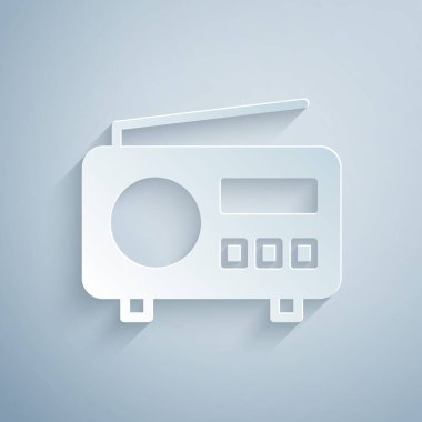 Gri arkaplanda anten simgesi olan kağıt kesiği Radyo. Kağıt sanatı tarzı. Vektör