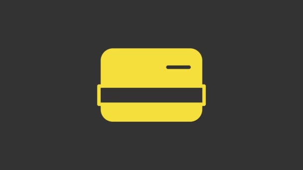 Icono amarillo de la tarjeta de crédito aislado sobre fondo gris. Pago en línea. Retiro de efectivo. Operaciones financieras. Señal de compra. Animación gráfica de vídeo 4K — Vídeo de stock