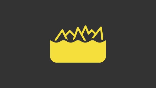 Żółte Ostry kamienne rafy wystające z morza, zagrożenie dla statków morskich i ikony statków odizolowanych na szarym tle. 4K Animacja graficzna ruchu wideo — Wideo stockowe