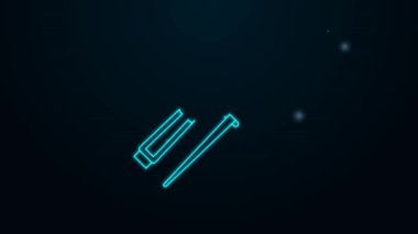 Parlayan neon hattı yemek çubukları simgesi siyah arka planda izole edilmiş. Asya yemekleri için tahta Kore çubukları. Doğulu aletler. 4K Video hareketli grafik canlandırması