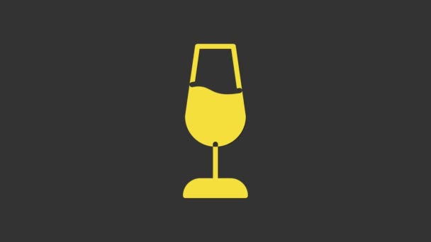 Icono de copa de vino amarillo aislado sobre fondo gris. Signo de copa de vino. Animación gráfica de vídeo 4K — Vídeo de stock