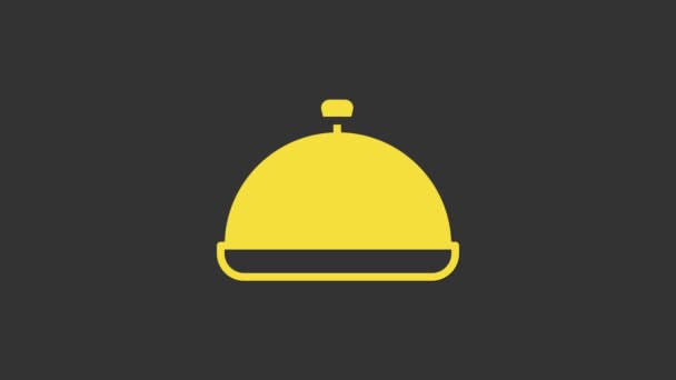 Yellow Covered with a tray of food icon isolated on grey background. Tray and lid sign. Restaurant cloche with lid. 4K Video motion graphic animation — Stock Video