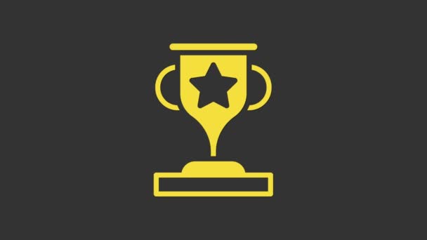Gelbe Pokal-Ikone isoliert auf grauem Hintergrund. Siegertrophäe Symbol. Meisterschaft oder Wettbewerbspokal. Sportabzeichen. 4K Video Motion Grafik Animation — Stockvideo